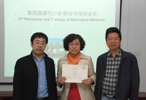 為學員頒發(fā)培訓證書