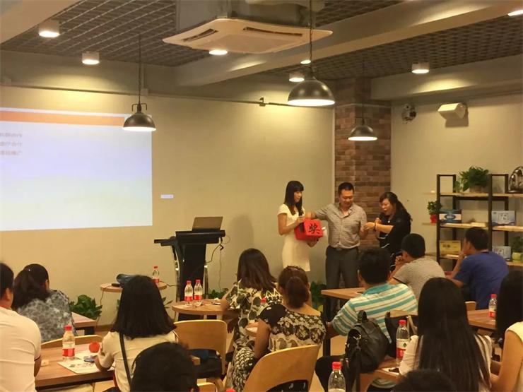 禮品是由煙臺元素食品有限公司友情提供的【珈佰利】瑪咖片和諾麗果漿酵素片