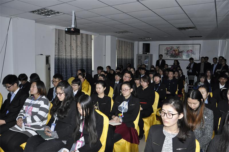 員工們齊聚一堂拍手鼓掌