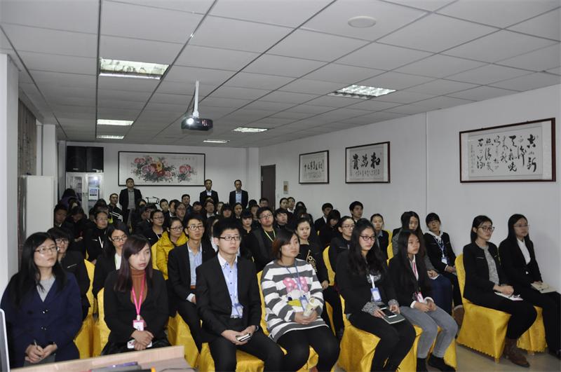 員工們都在用心聆聽(tīng)