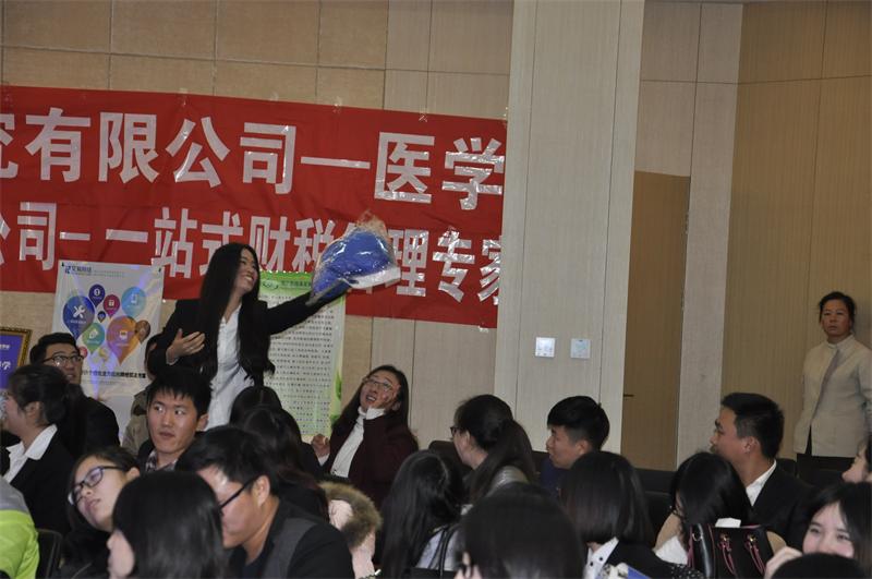 同事們參與有獎問答 其樂融融